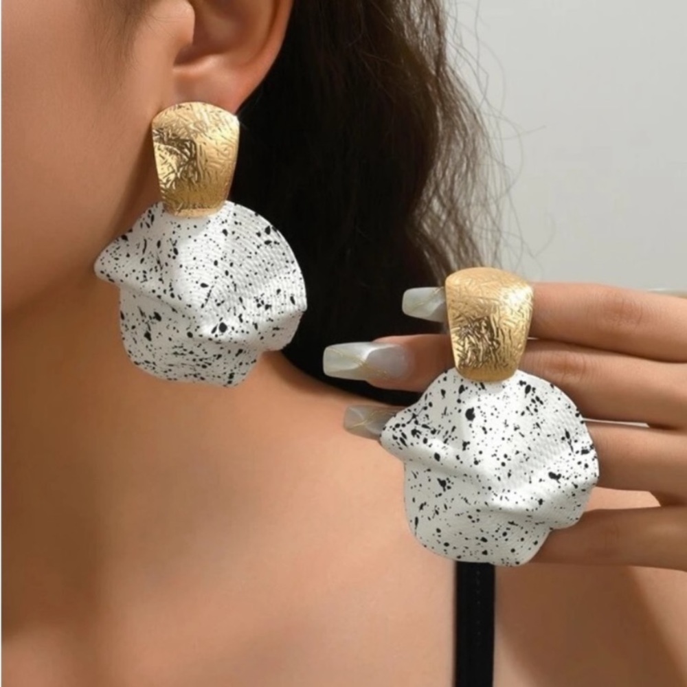 FASHION BLACK WHITE & GOLD FASHION EARRINGS